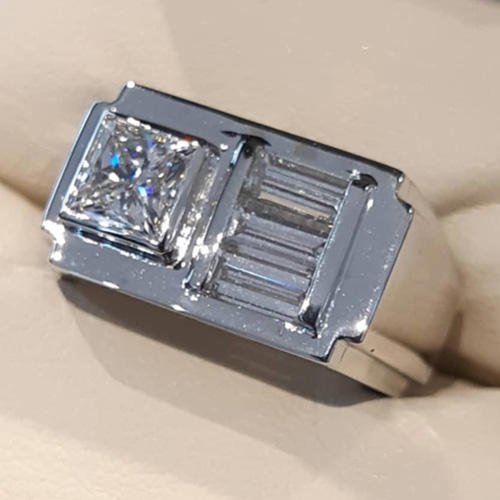 18kt White Gold Ring, Princess Cut Combined with Baguette Diamonds