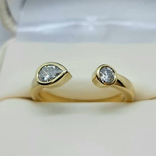 18kt Yellow Gold Connection Ring with Diamonds